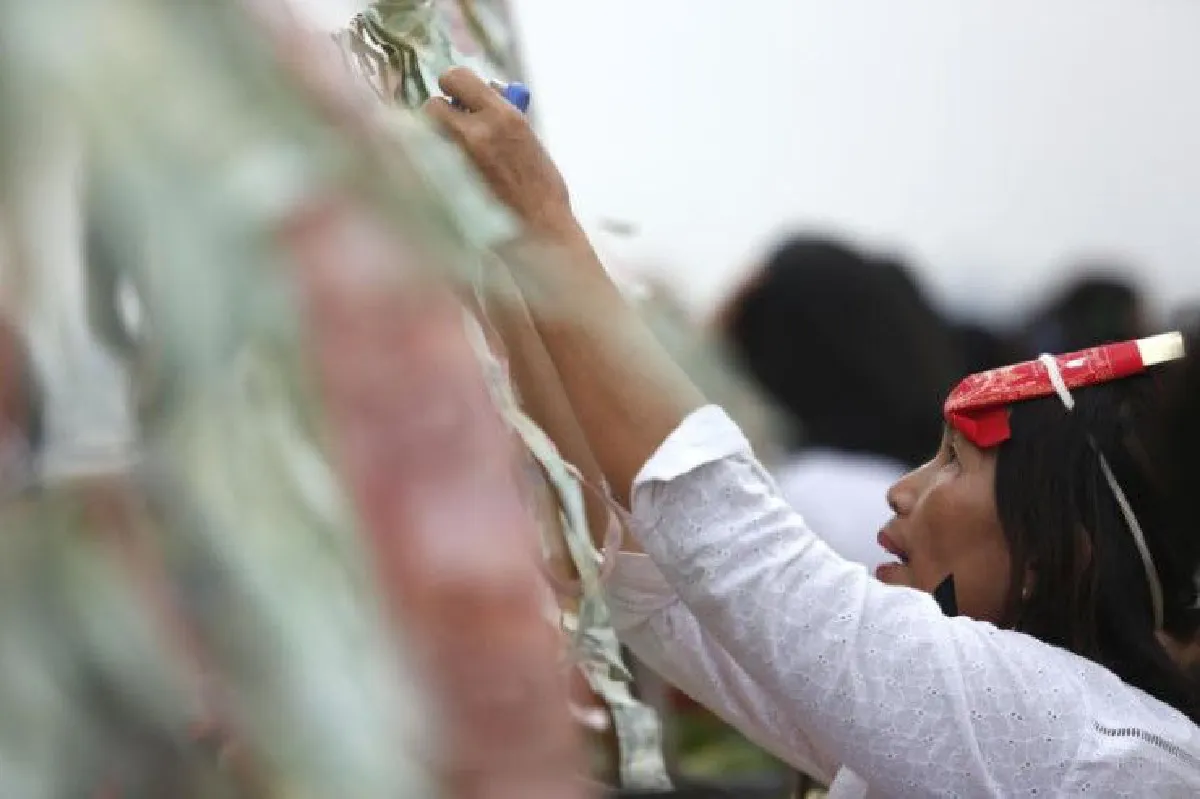 ประชาชนกราบไหว้พระบรมบรรพตวันส่งท้ายปี