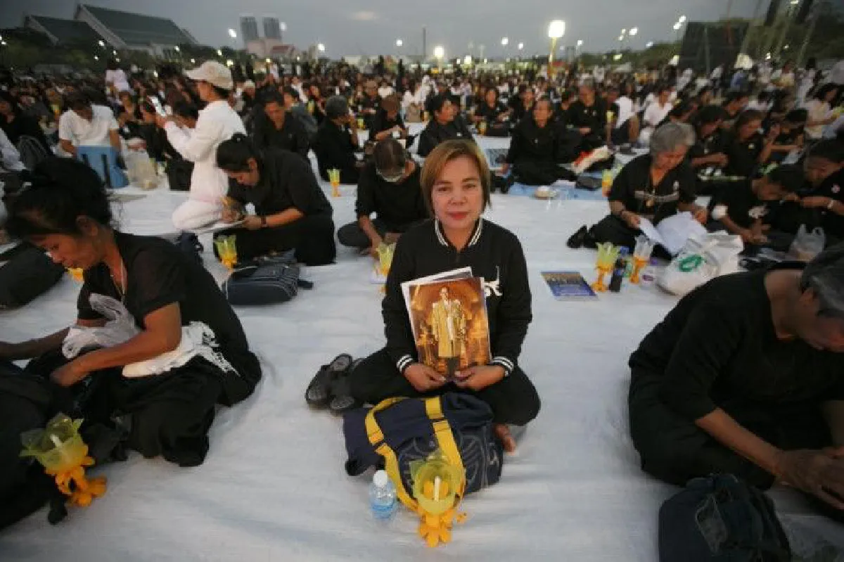 ประชาชนรอเวลาสวดมนต์-จุดเทียนข้ามปี