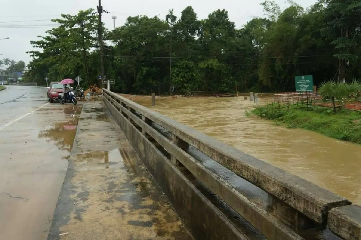 ฝนตกวันส่งท้ายปีน้ำท่วมอ.แว้งอ่วมสะพานไม้ขาด