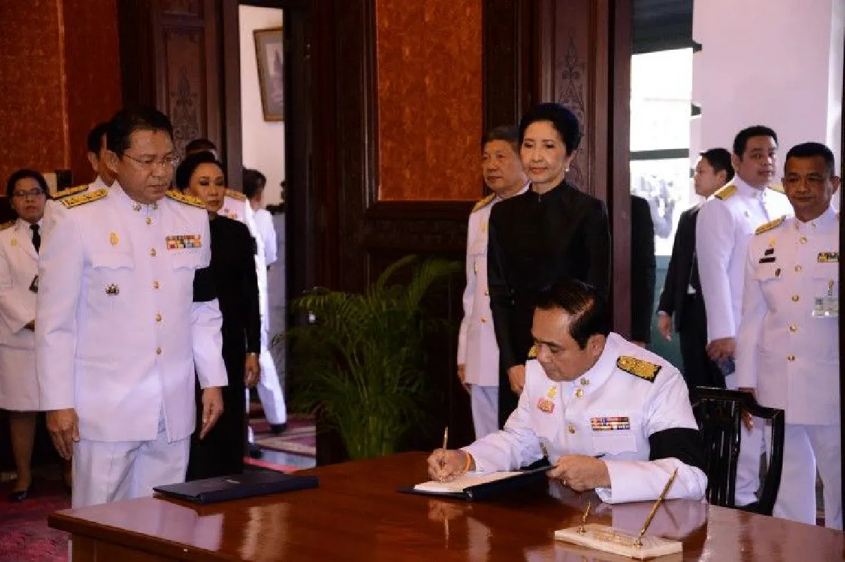 นายกฯนำครม.ลงนามถวายพระพรสมเด็จพระเจ้าอยู่หัว