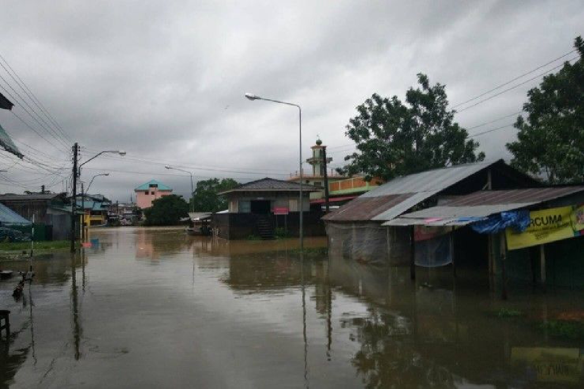 นราธิวาสเจอน้ำท่วมรอบ2หลังฝนตกหนักในพื้นที่ นราธิวาสเจอน้ำท่วมรอบ2หลังฝนตกหนักในพื้นที่