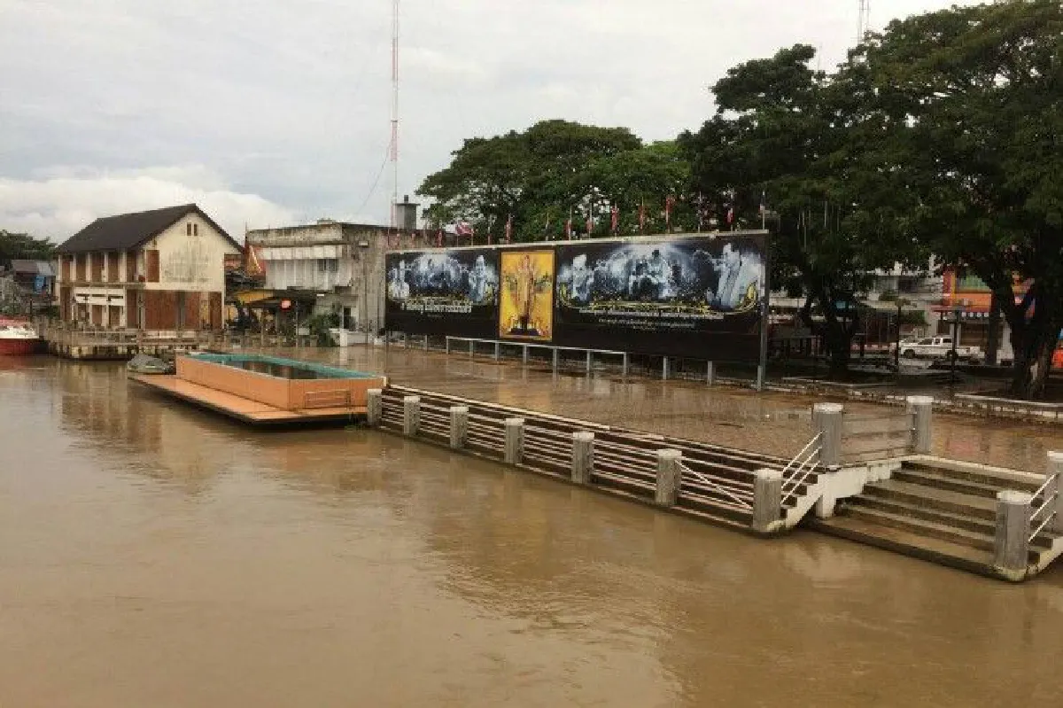 น้ำท่วมนราธิวาสขยายวงกว้างหลังฝนตกในพื้นที่ต่อเนื่อง