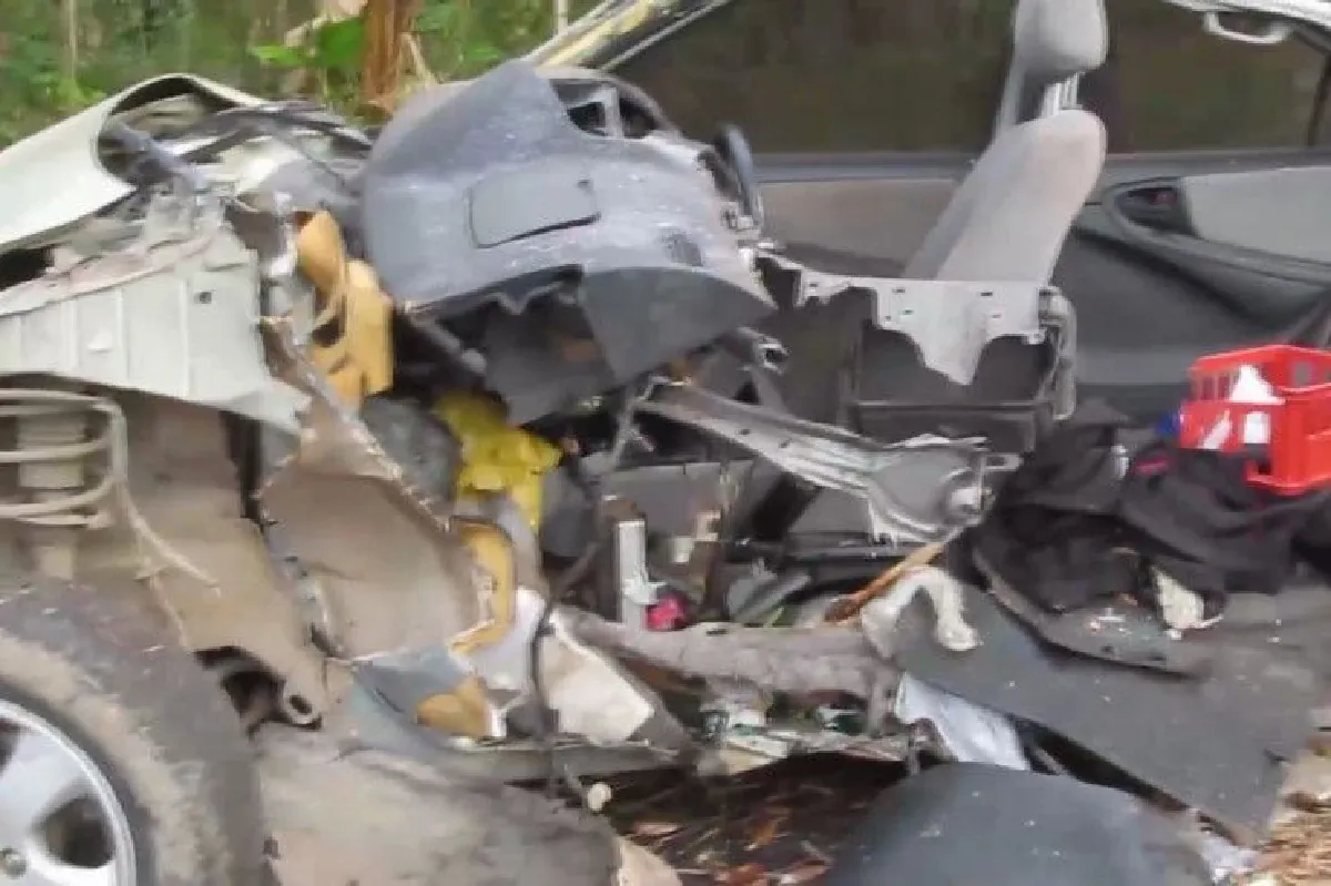 สยองเก๋งวีออสขาดสองท่อนหลังชนต้นไม้ดับ1สาหัส1คาดหลับใน