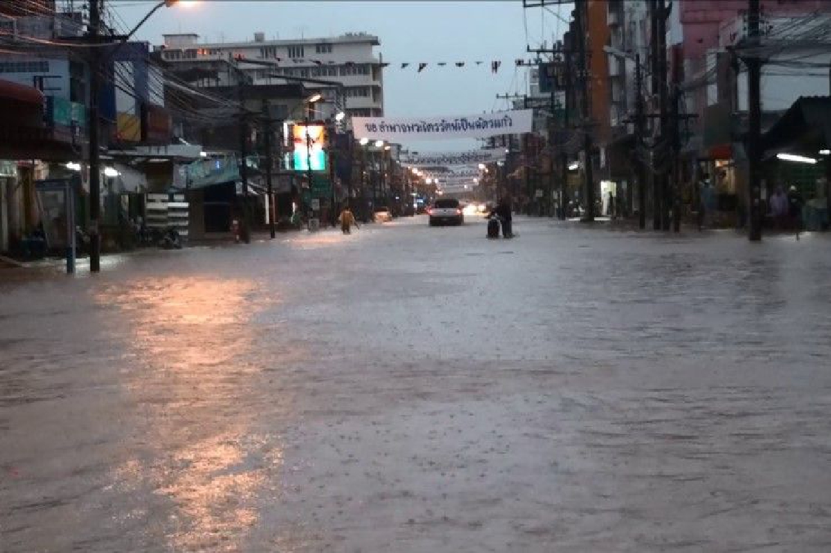 เตือนภาคใต้ตอนล่างมีฝนตกหนัก ทะเลคลื่นลมแรง เตือนภาคใต้ตอนล่างมีฝนตกหนัก ทะเลคลื่นลมแรง
