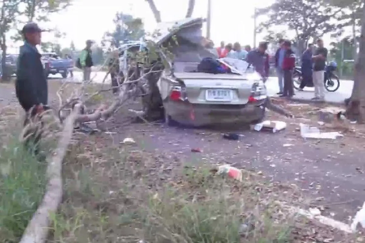 สยองเก๋งวีออสขาดสองท่อนหลังชนต้นไม้ดับ1สาหัส1คาดหลับใน