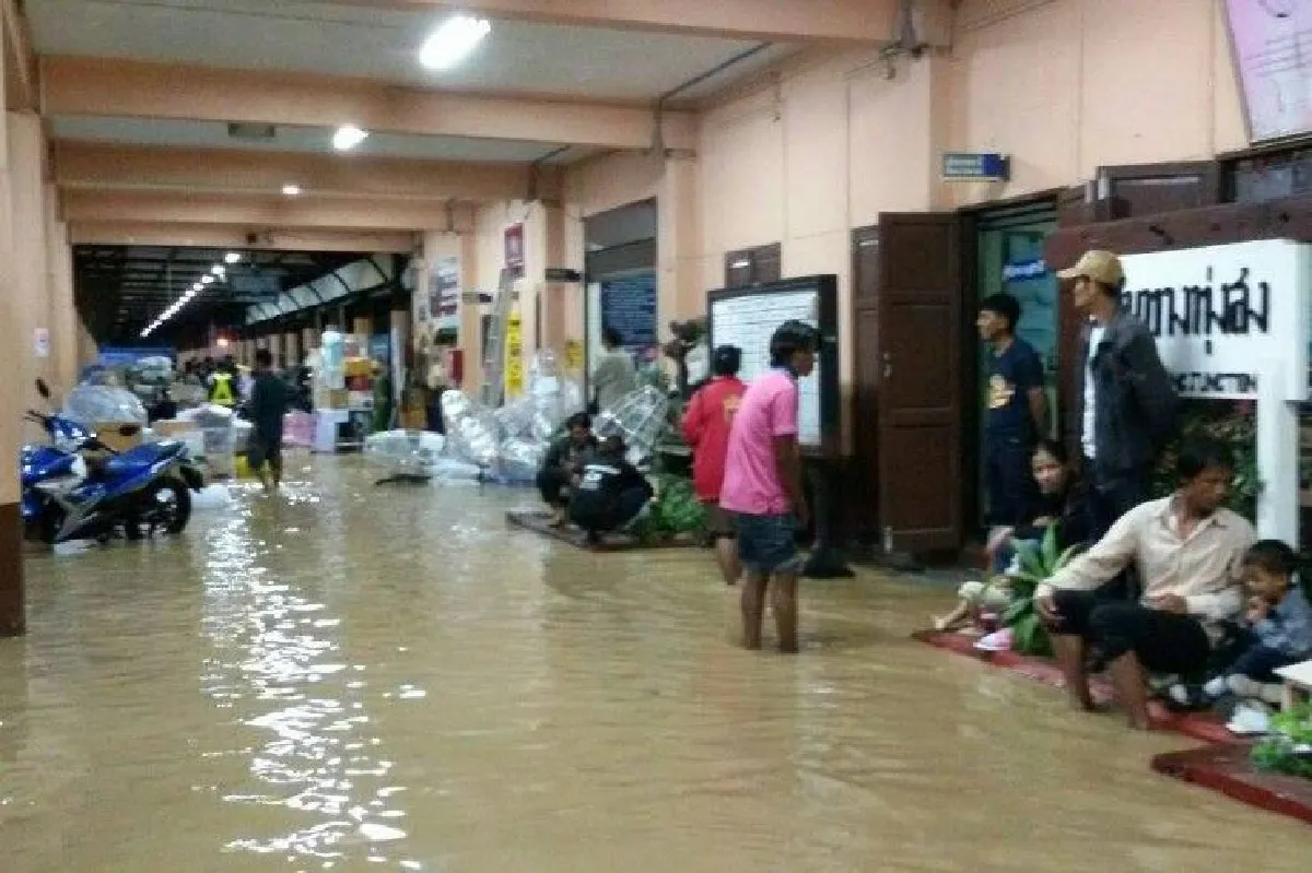 นครศรีธรรมราชน้ำท่วมหนัก ถนน-ทางรถไฟถูกตัดขาด