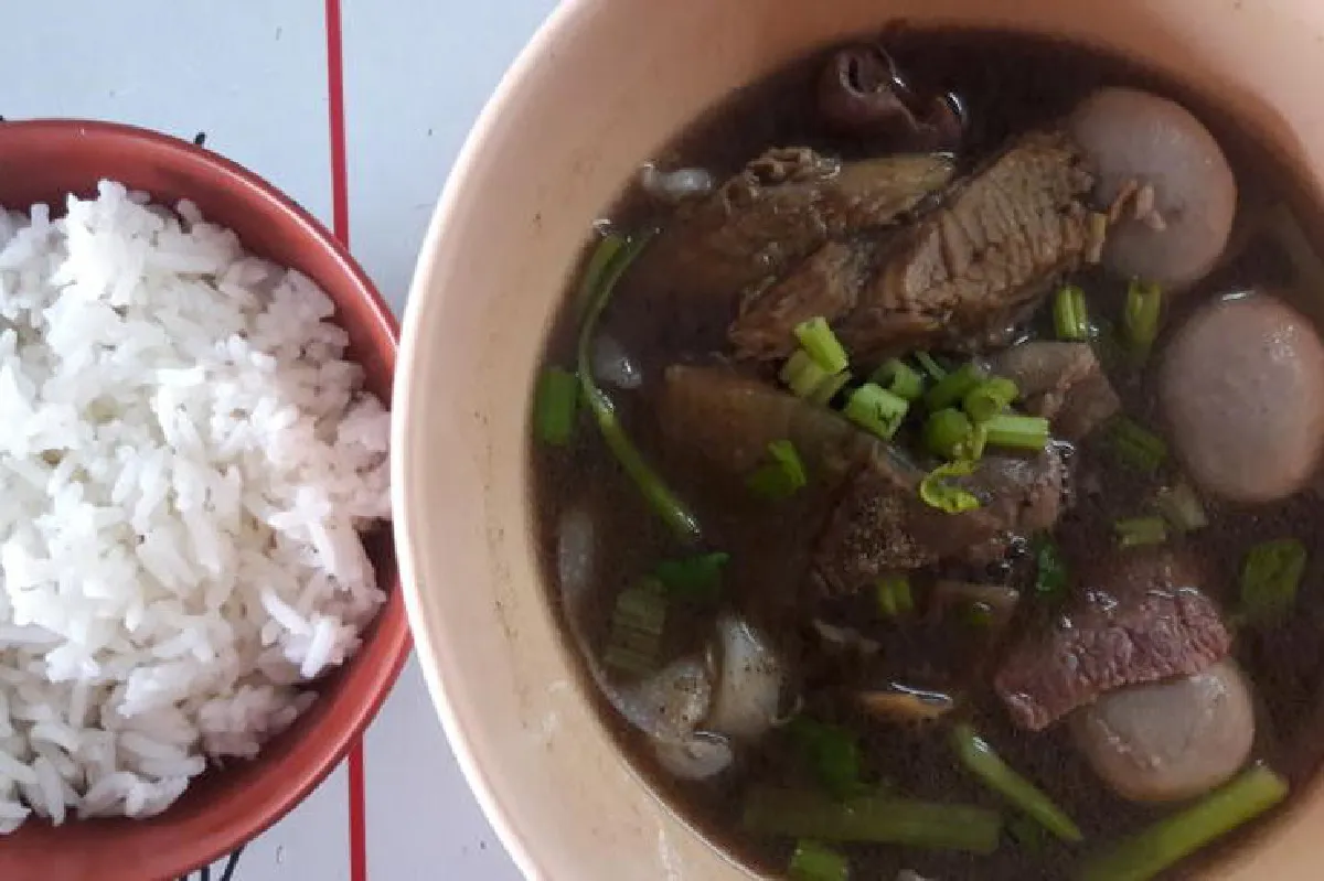 เกาเหลาเนื้อตุ๋นท่าน้ำสาธุฯ  รสเด็ดต้องชิม