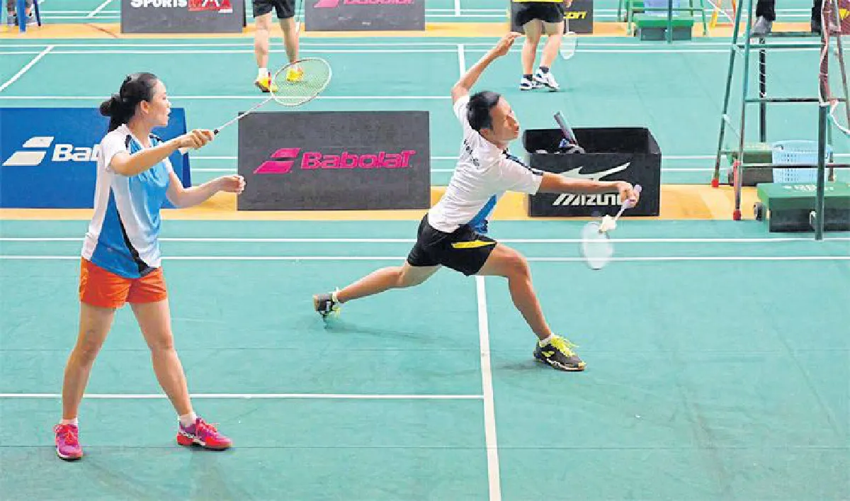 เล่นแบดชาร์จสุขภาพ ชมรมแบดมินตันบุคลากร สจล.