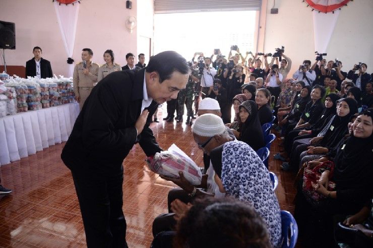 ซูเปอร์โพลเผยคนพอใจ "บิ๊กตู่" ลงพื้นที่ช่วยน้ำท่วมใต้รวดเร็ว ซูเปอร์โพลเผยคนพอใจ "บิ๊กตู่" ลงพื้นที่ช่วยน้ำท่วมใต้รวดเร็ว