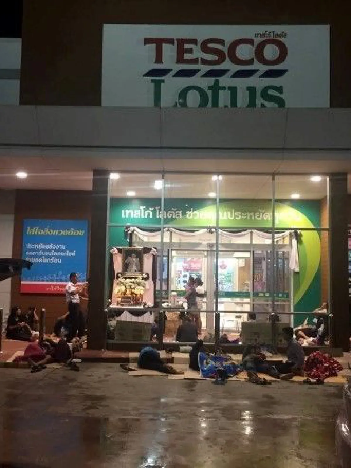 โลตัส อ.ไชยา ทอดไข่-หุงข้าว-ให้ที่พักผู้ประสบภัยน้ำท่วม