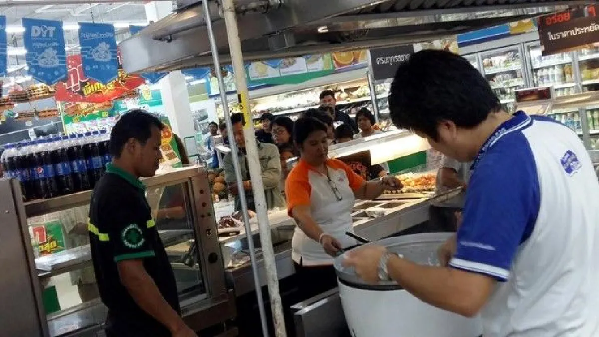 โลตัส อ.ไชยา ทอดไข่-หุงข้าว-ให้ที่พักผู้ประสบภัยน้ำท่วม