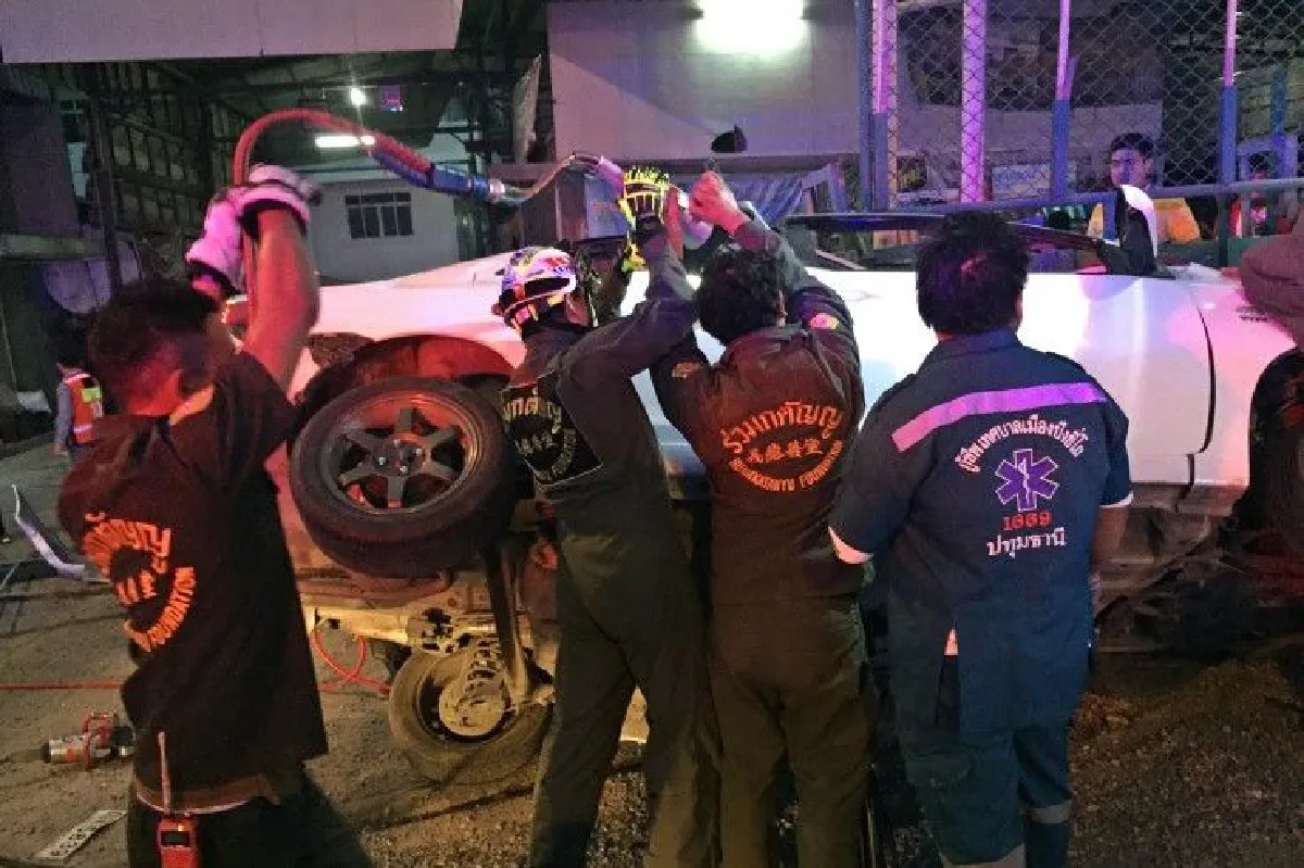 เก๋งเสียหลักพุ่งชนรั้วริมถนนย่านปทุมฯดับ 2 เจ็บ 1