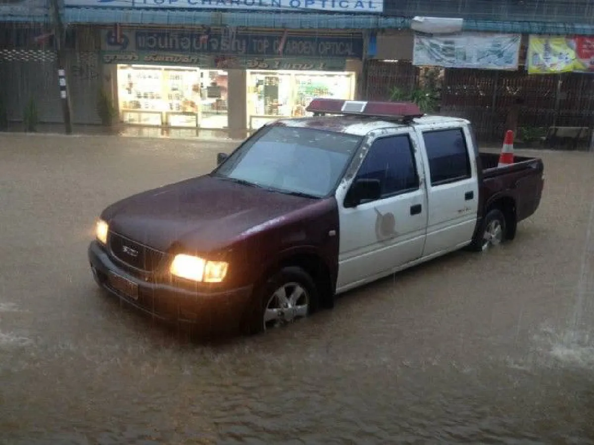 กระบี่ฝนตกหนักทั่วเมืองน้ำท่วมสูงสัญจรลำบาก