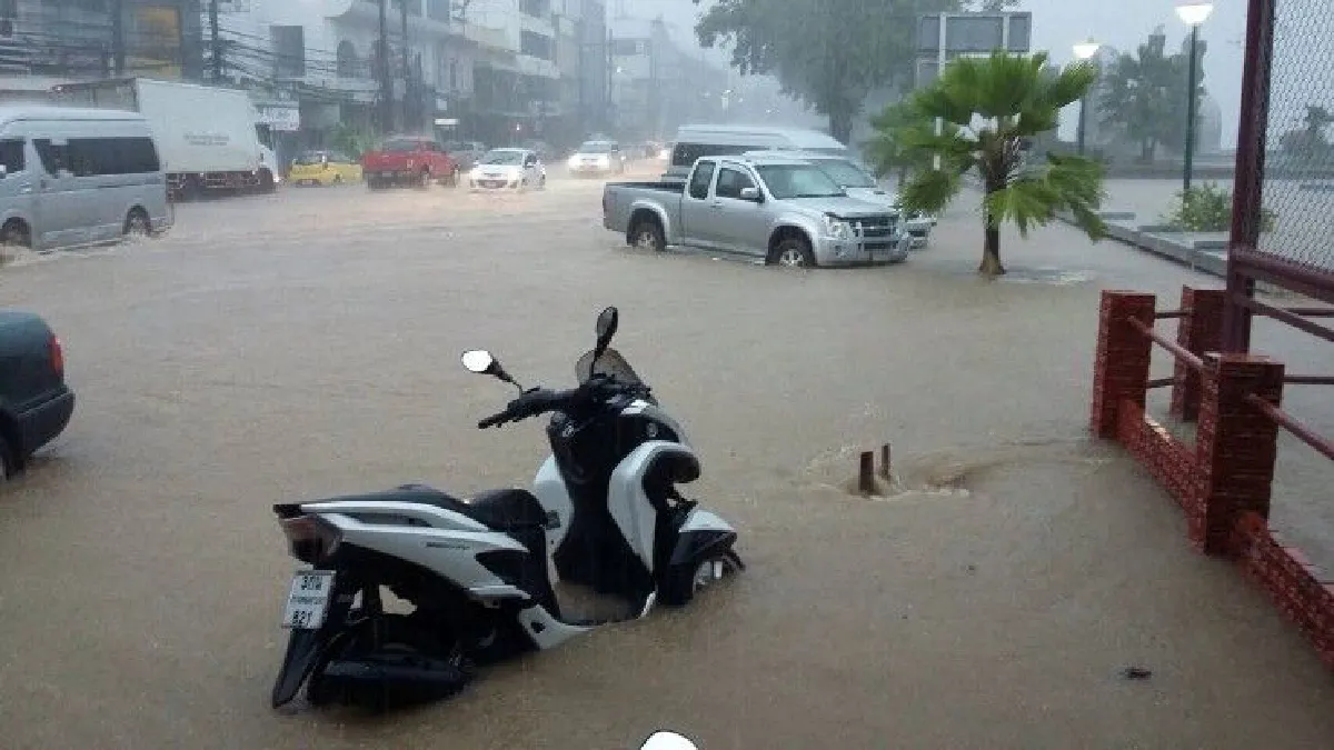 กระบี่ฝนตกหนักทั่วเมืองน้ำท่วมสูงสัญจรลำบาก