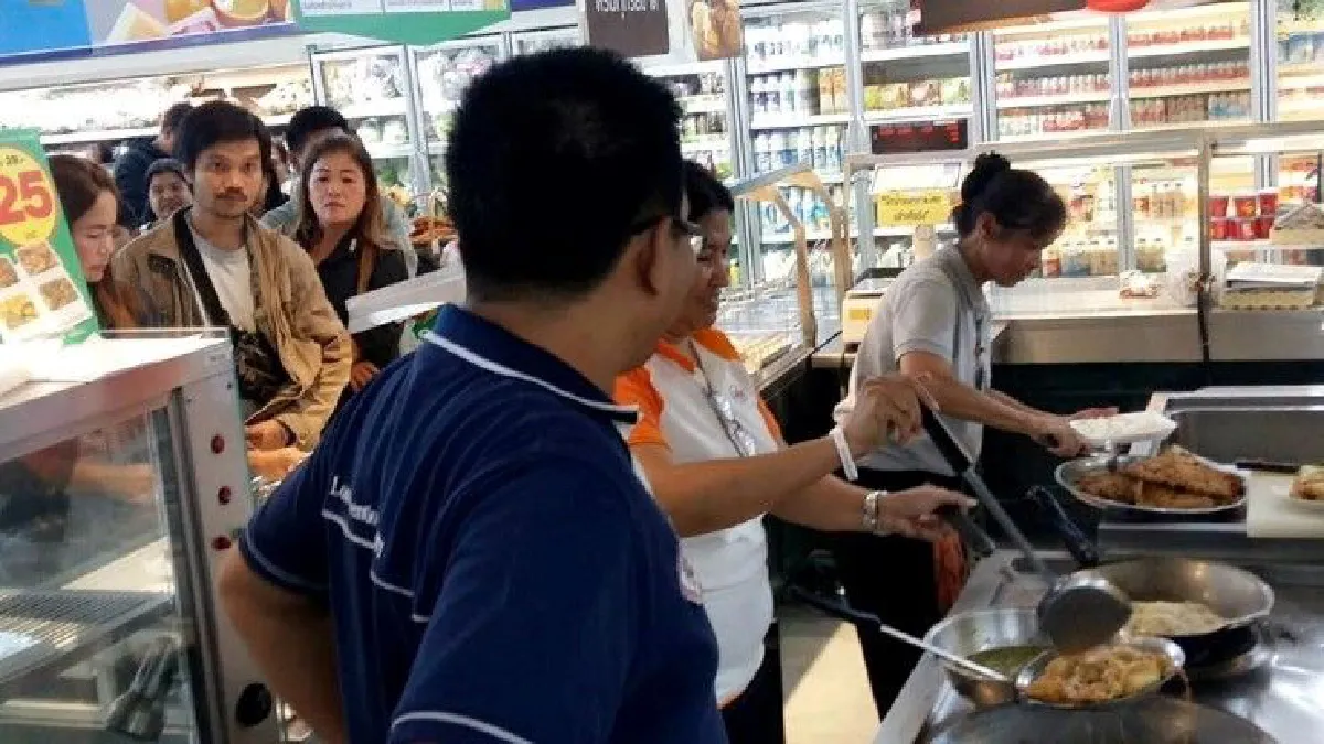 โลตัส อ.ไชยา ทอดไข่-หุงข้าว-ให้ที่พักผู้ประสบภัยน้ำท่วม