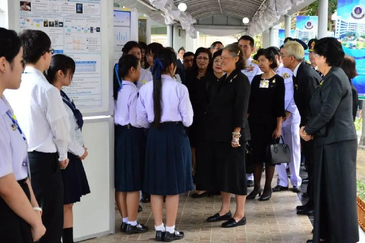 พสกนิกรสุดซาบซึ้ง สมเด็จพระเทพฯทรงงานแม้มีเข็มน้ำเกลือที่พระหัตถ์