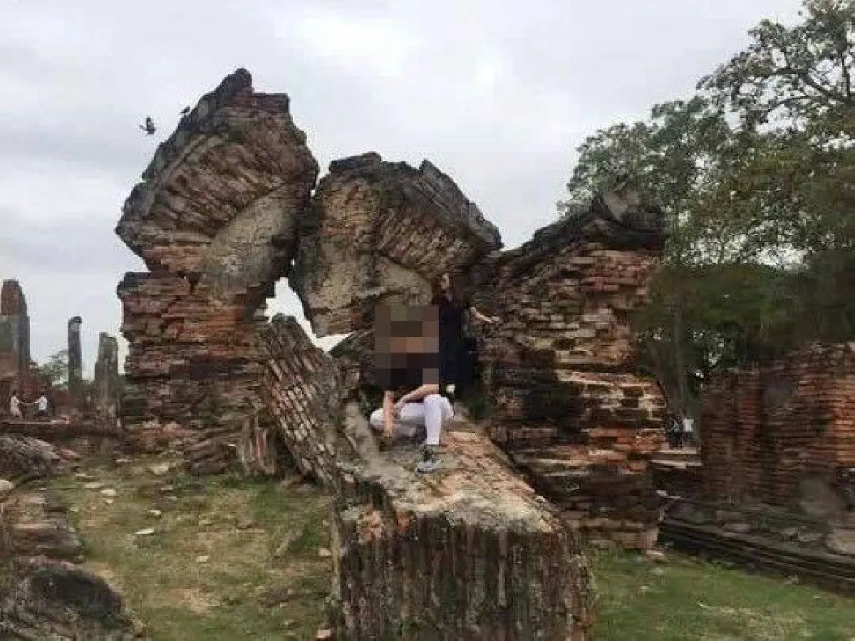 สวดยับ!วัยรุ่นปีนโบราณสถานวัดพนัญเชิงทั้งที่มีป้ายห้าม