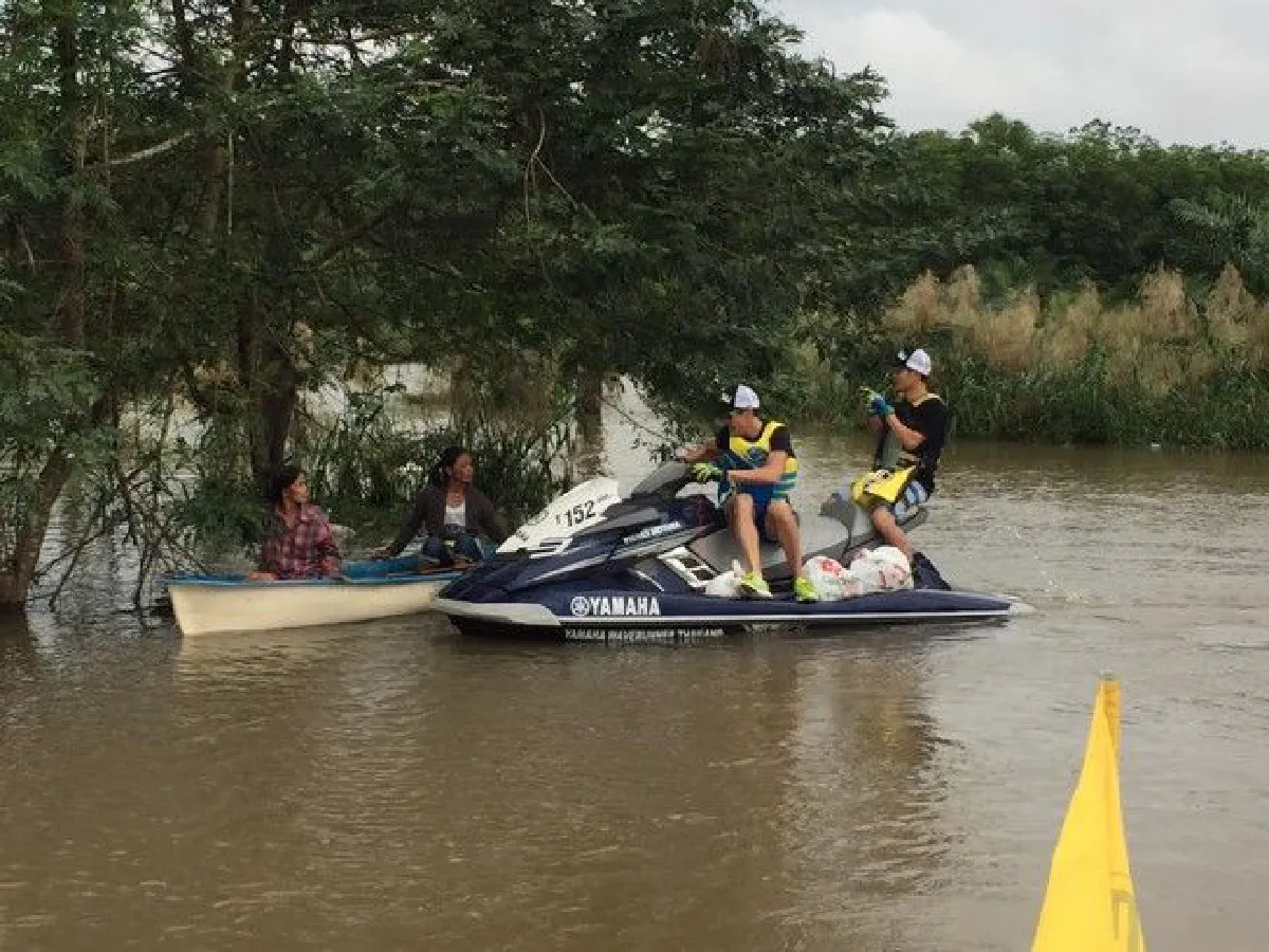 “เจ เจตริน"ขับเรือเจ็ทสกีแจกอาหารกล่องที่นครศรีฯ
