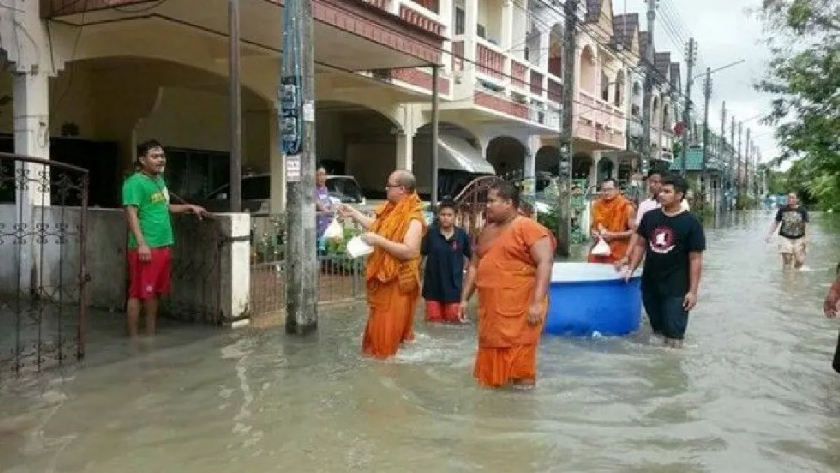 พระ-เณร ลงพื้นที่แจกของญาติโยมประสบภัยน้ำท่วมภาคใต้