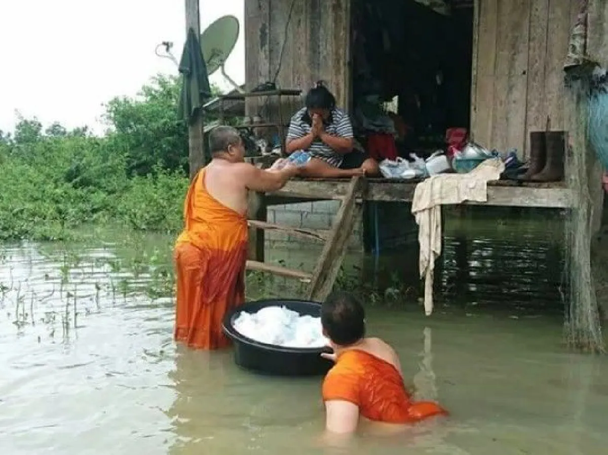 พระ-เณร ลงพื้นที่แจกของญาติโยมประสบภัยน้ำท่วมภาคใต้