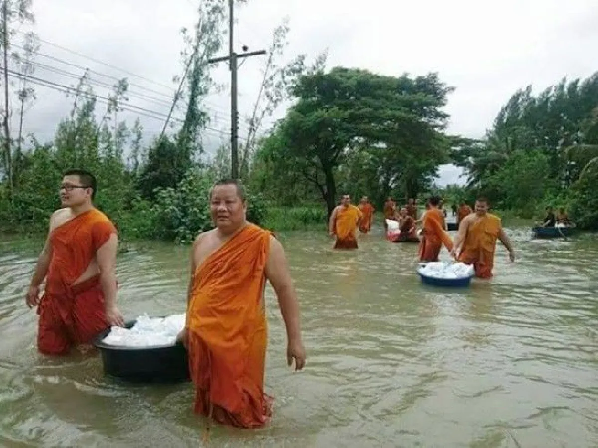 พระ-เณร ลงพื้นที่แจกของญาติโยมประสบภัยน้ำท่วมภาคใต้