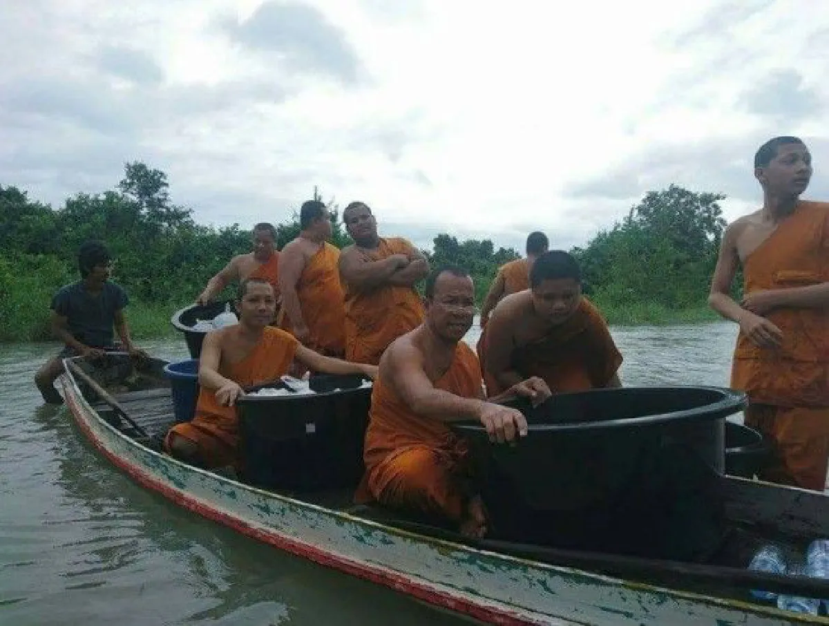 พระ-เณร ลงพื้นที่แจกของญาติโยมประสบภัยน้ำท่วมภาคใต้
