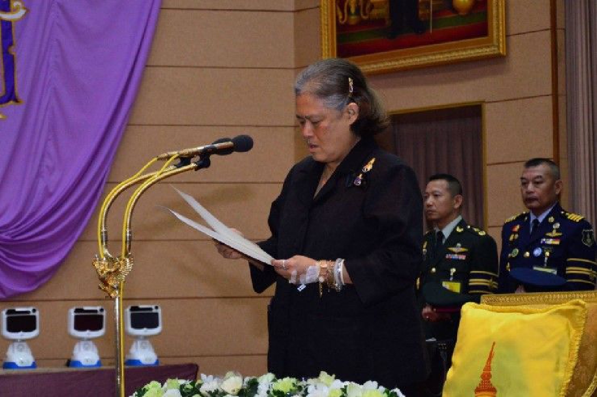 พสกนิกรสุดซาบซึ้ง สมเด็จพระเทพฯทรงงานแม้มีเข็มน้ำเกลือที่พระหัตถ์ พสกนิกรสุดซาบซึ้ง สมเด็จพระเทพฯทรงงานแม้มีเข็มน้ำเกลือที่พระหัตถ์