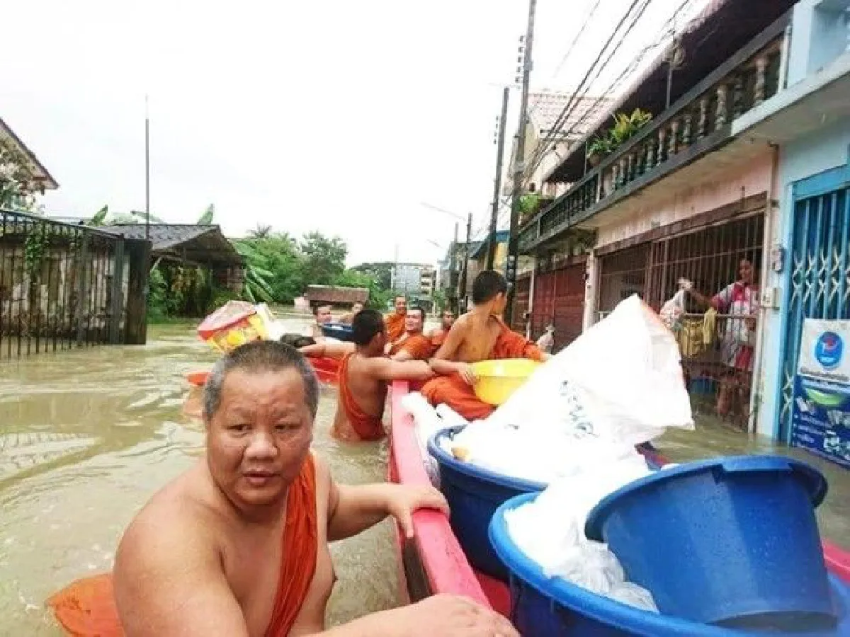 พระ-เณร ลงพื้นที่แจกของญาติโยมประสบภัยน้ำท่วมภาคใต้