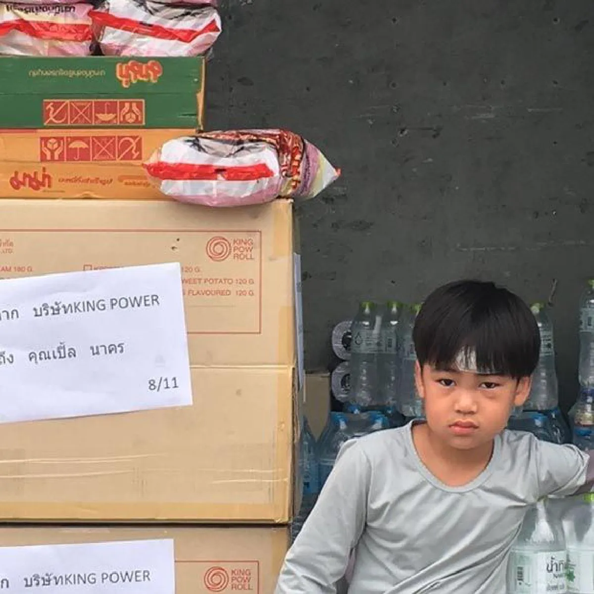 เก่งมากไอ้หนู! น้องออก้า ตามติด พ่อเปิ้ล ลงพื้นที่ช่วยเหลือน้ำท่วม