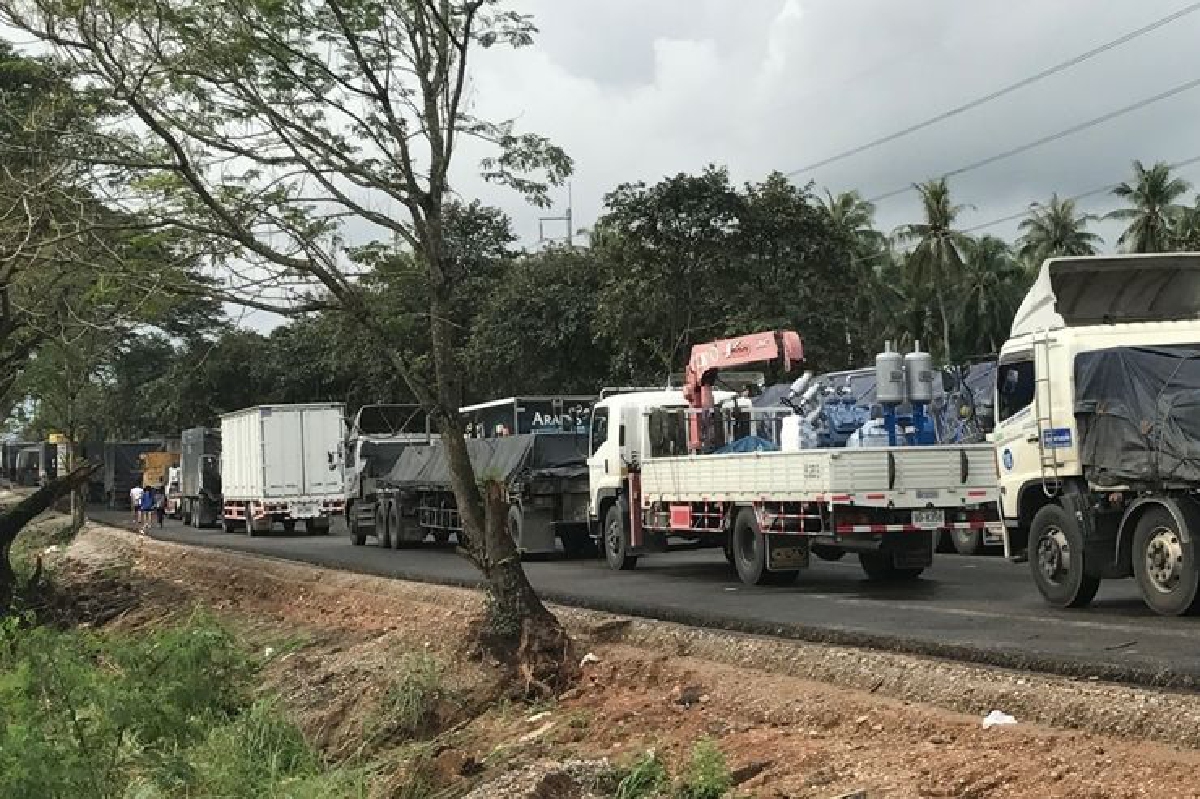 บางสะพานคลายวิกฤตน้ำท่วมลดรถเล็กวิ่งผ่านได้ บางสะพานคลายวิกฤตน้ำท่วมลดรถเล็กวิ่งผ่านได้