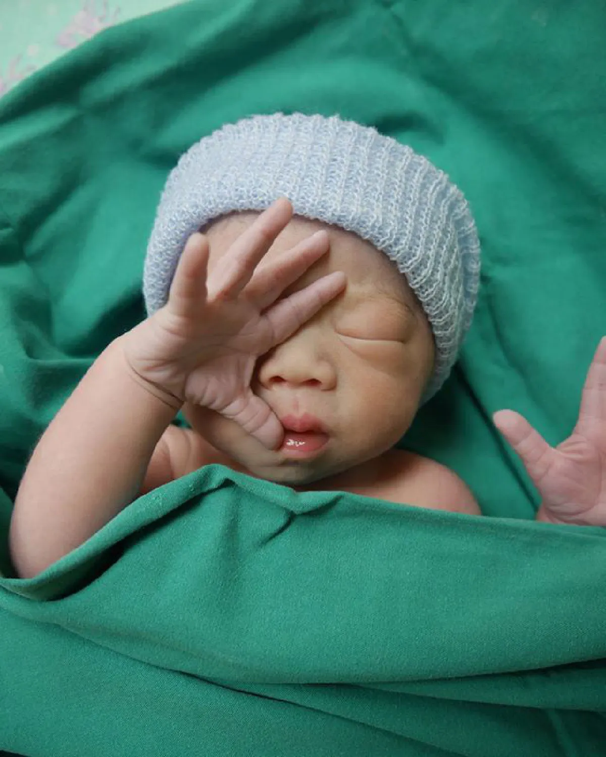 น่ารักน่าชังมาก! น้องเอเดน ลูกชายคนที่ 3 ของพ่อกาย-แม่ฮารุ