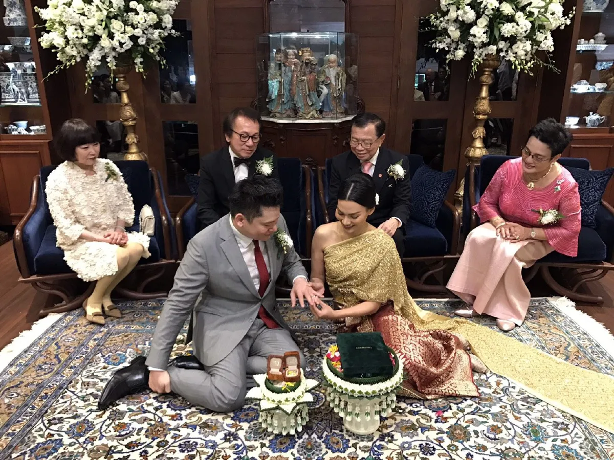 นางแบบสาว ชีรา ชู ควงแฟนหนุ่มทายาท gold master เข้าพิธีหมั้นชื่นมื่น