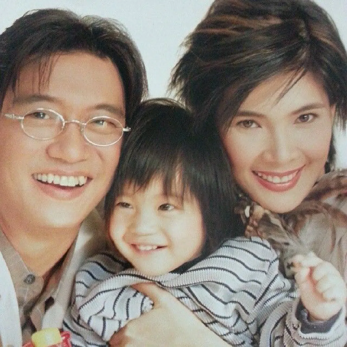 นึกว่าเป็นพี่สาวน้องเอม! อุ๋ย อาทิตยา ภรรยา ดู๋ สัญญา สวยหน้าเด็กมาก