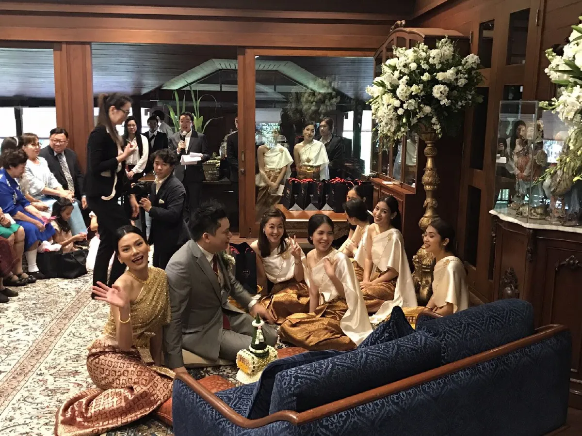 นางแบบสาว ชีรา ชู ควงแฟนหนุ่มทายาท gold master เข้าพิธีหมั้นชื่นมื่น