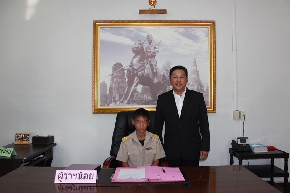 ผู้ว่าฯพิษณุโลกเปิดห้องทำงานให้เด็กนั่งเก้าอี้ ผู้ว่าฯพิษณุโลกเปิดห้องทำงานให้เด็กนั่งเก้าอี้