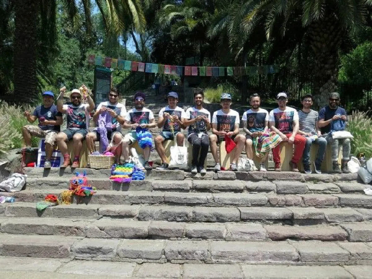 มุ้งมิ้ง! หนุ่มชิลีรวมกลุ่มถักไหมพรม ต้านความไม่เท่าเทียมทางเพศ