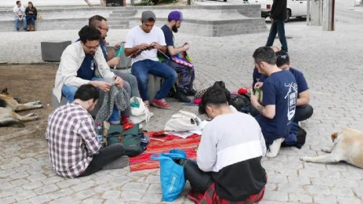 มุ้งมิ้ง! หนุ่มชิลีรวมกลุ่มถักไหมพรม ต้านความไม่เท่าเทียมทางเพศ