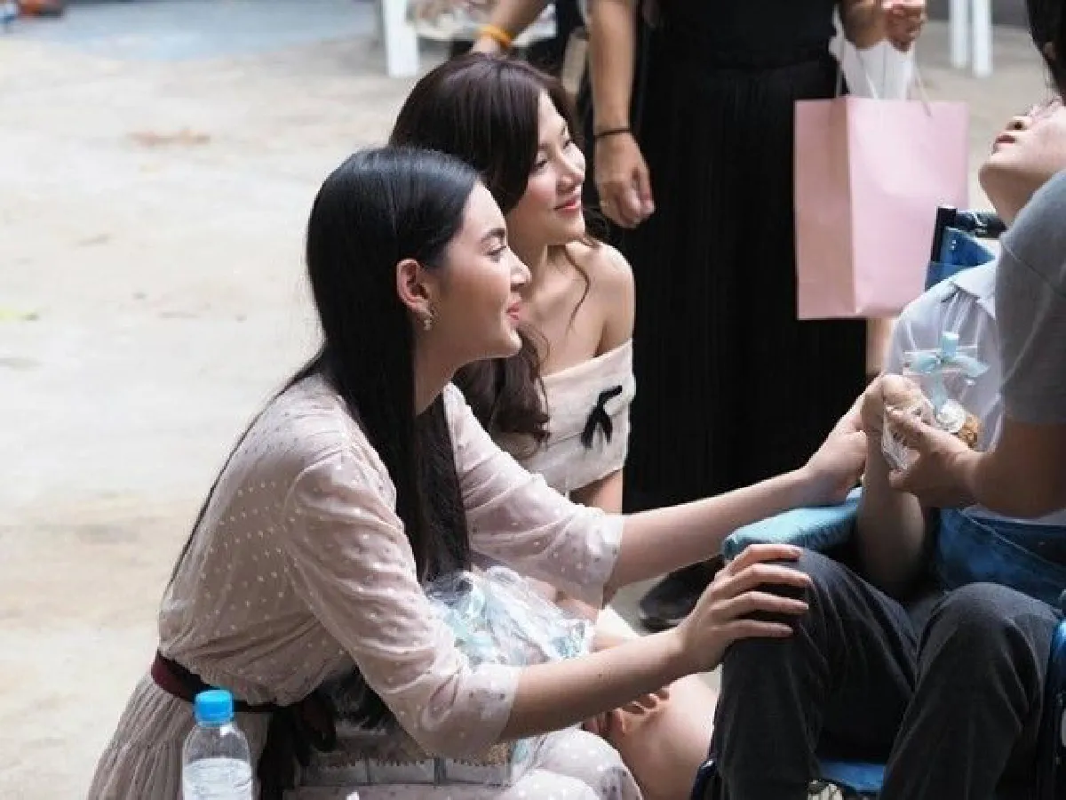 นางฟ้าตัวจริง!"ใหม่"ควง"ใบเฟิร์น"แจกขนมน้องๆผู้พิการซ้ำซ้อนในวันเด็ก