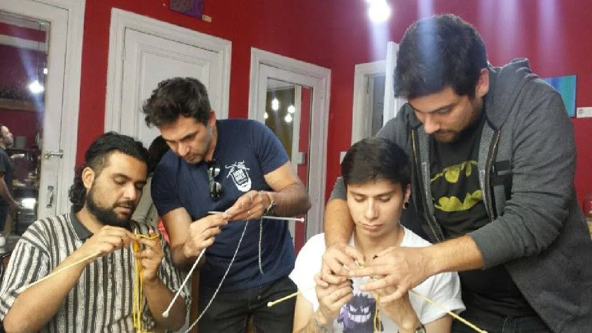 มุ้งมิ้ง! หนุ่มชิลีรวมกลุ่มถักไหมพรม ต้านความไม่เท่าเทียมทางเพศ