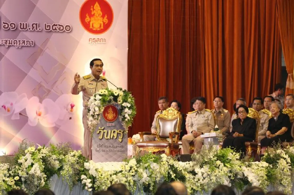 "บิ๊กตู่"คารวะ2ครูอาวุโสเคยสอนเมื่อครั้งเรียนนายร้อย