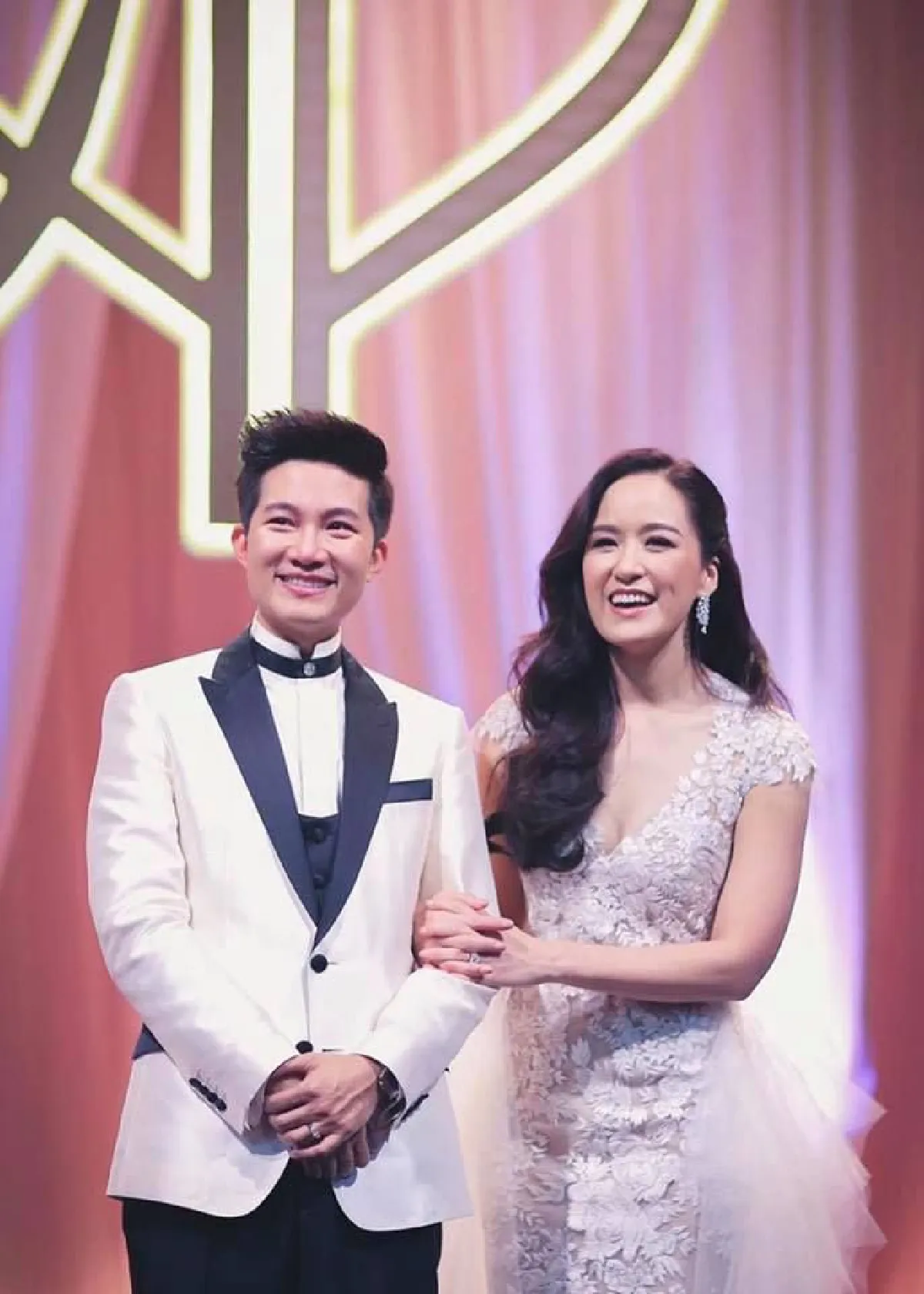 อลังการงานแต่ง อั๋น-จ๋า ขนมาทั้งตึกแกรมมี่-ปิดโรงละครทิฟฟานี่ร่วมยินดี