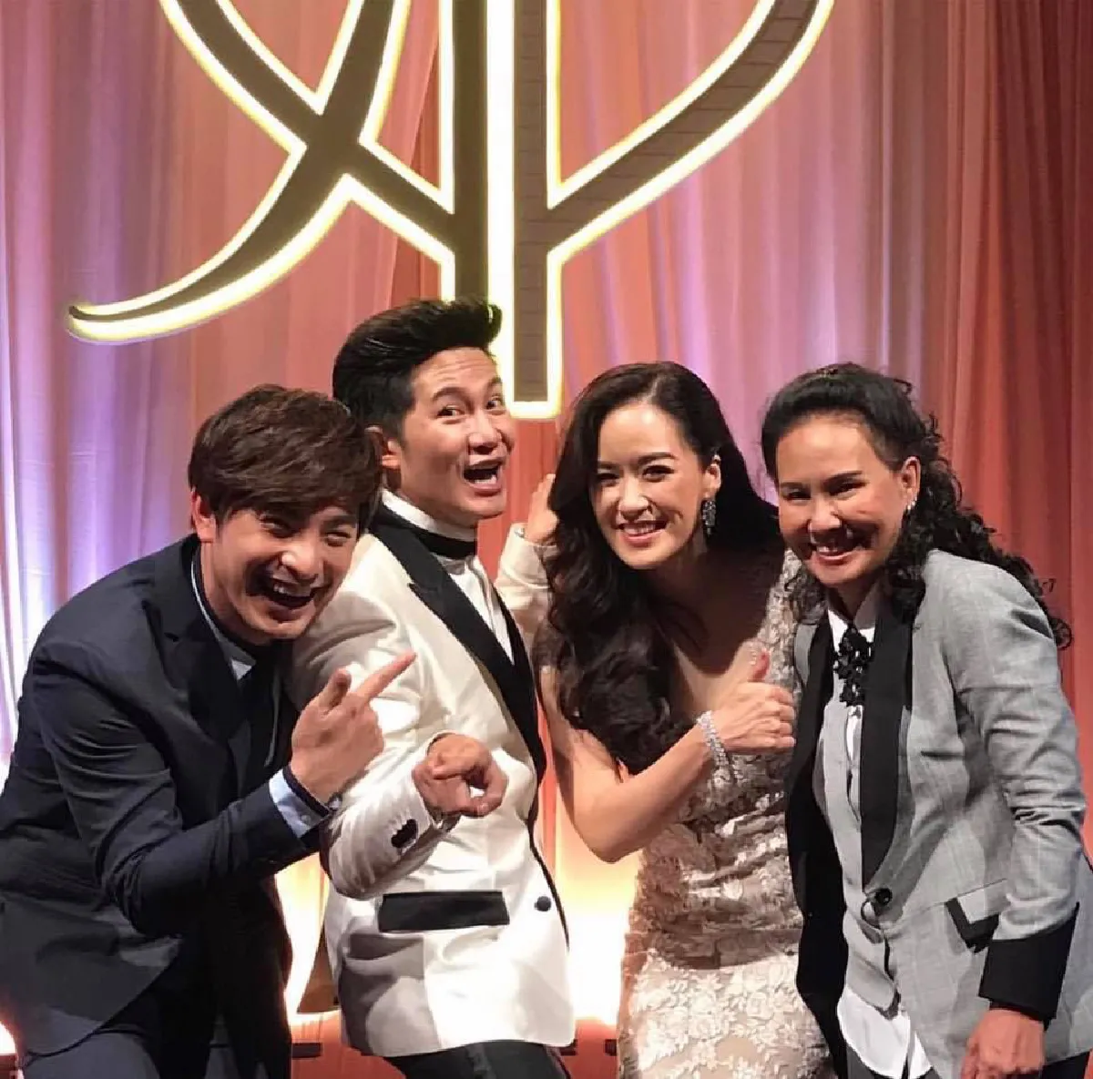 อลังการงานแต่ง อั๋น-จ๋า ขนมาทั้งตึกแกรมมี่-ปิดโรงละครทิฟฟานี่ร่วมยินดี