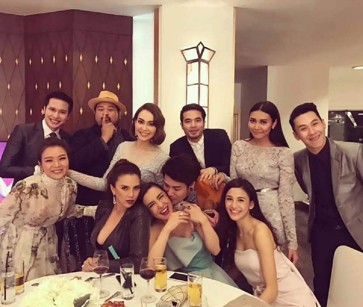 อลังการงานแต่ง อั๋น-จ๋า ขนมาทั้งตึกแกรมมี่-ปิดโรงละครทิฟฟานี่ร่วมยินดี