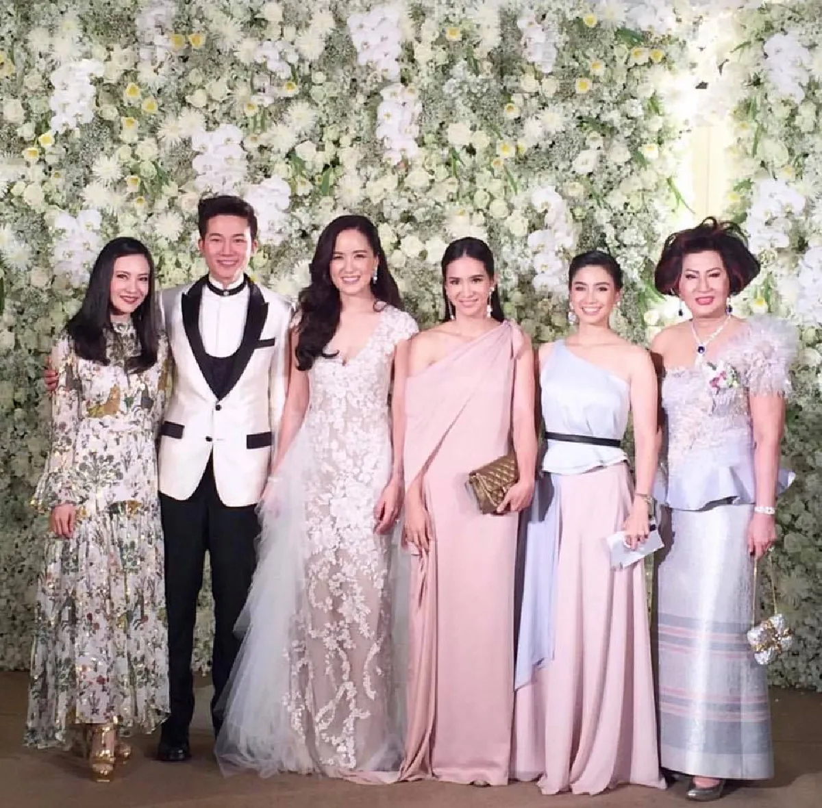อลังการงานแต่ง อั๋น-จ๋า ขนมาทั้งตึกแกรมมี่-ปิดโรงละครทิฟฟานี่ร่วมยินดี