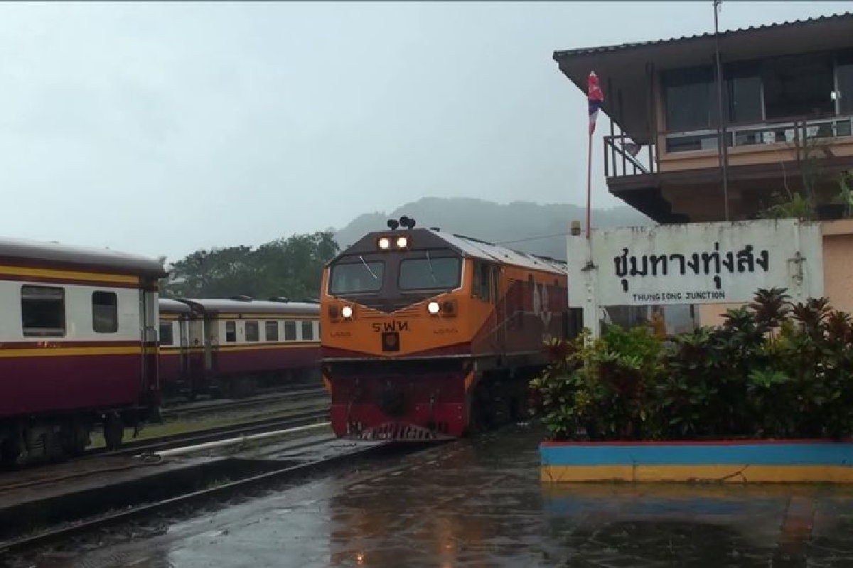 รฟท.เร่งซ่อมรางรถไฟสู่ภาคใต้คาดเปิดเดินรถเย็นนี้ รฟท.เร่งซ่อมรางรถไฟสู่ภาคใต้คาดเปิดเดินรถเย็นนี้