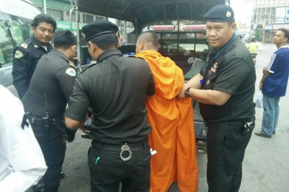 หลวงพี่เลือดร้อนต่อยเจ้าหน้าที่ขณะเข้าจับกุม
