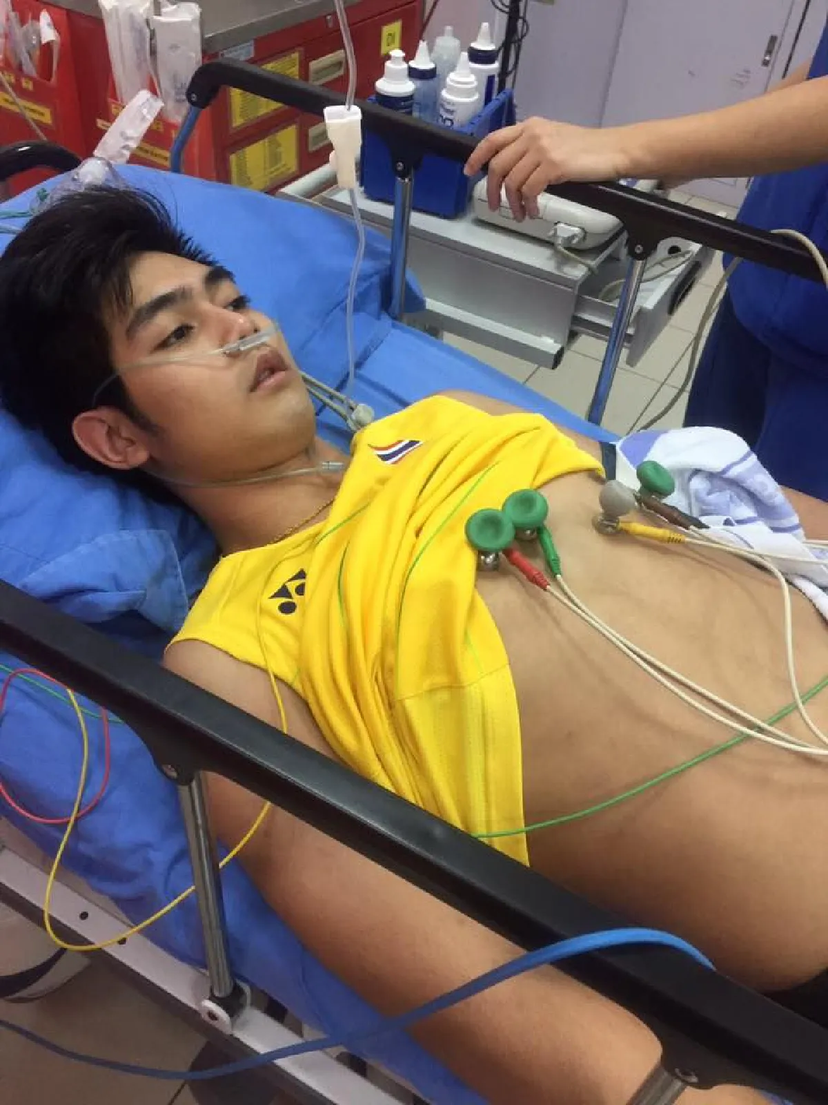 "ตะวัน" วูบคาสนาม! "เมย์" รีบให้กำลังใจ