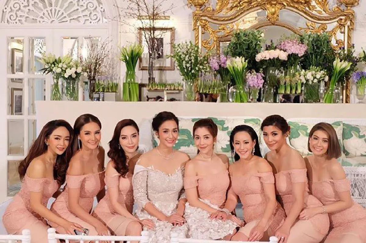 ส่องแก๊งเพื่อนเจ้าสาว ครีม เปรมสินี สวยเซ็กซี่ในชุดเดรสปาดไหล่