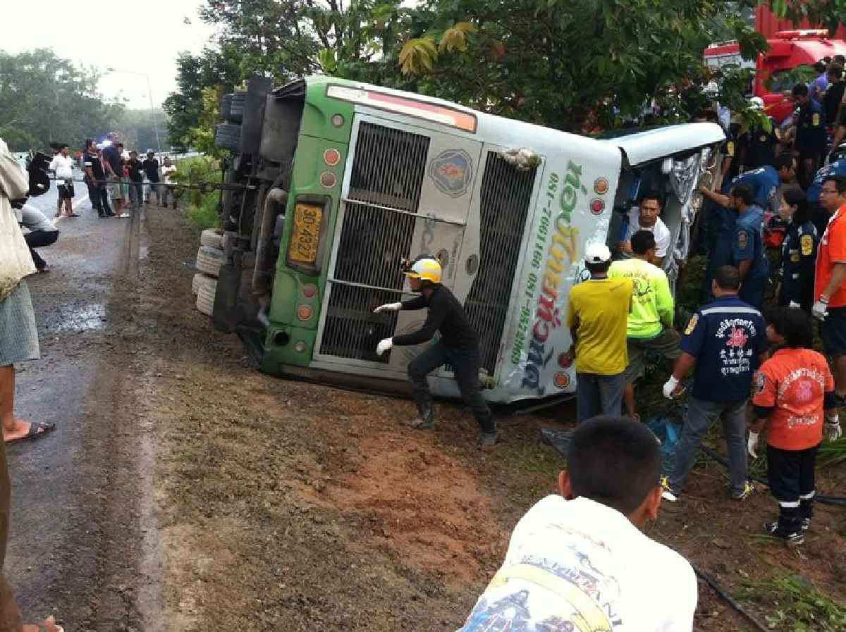 รถทัวร์ทัศนศึกษาพลิกคว่ำดับ1สาหัส4