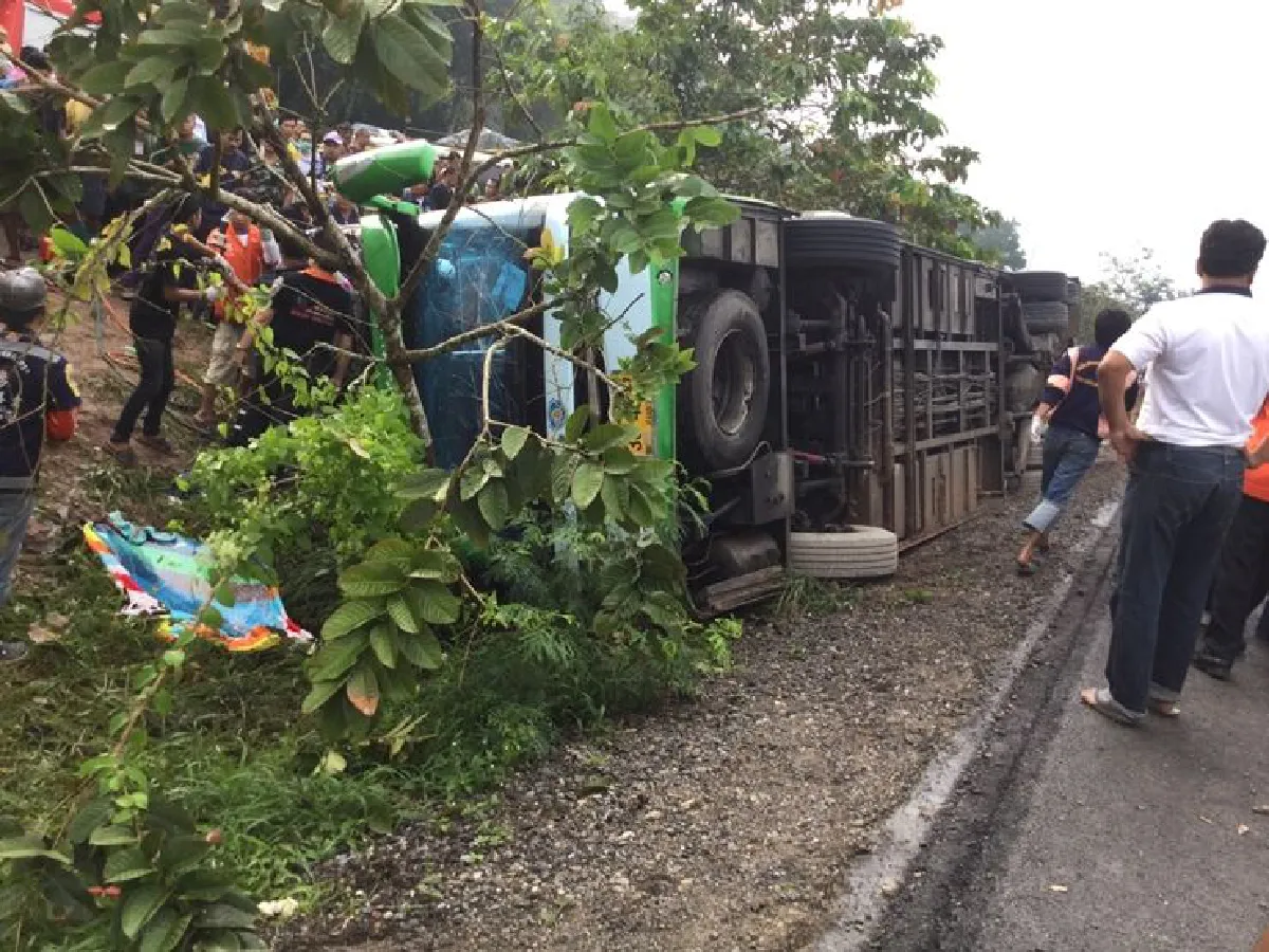 รถทัวร์ทัศนศึกษาพลิกคว่ำดับ1สาหัส4